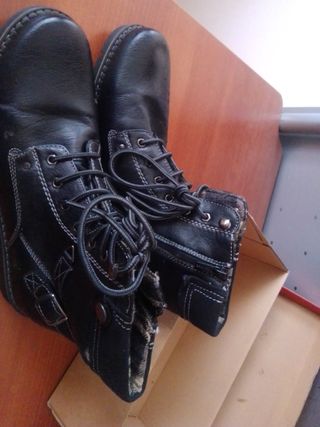 Botas de cuero negras con cordones y hebilla