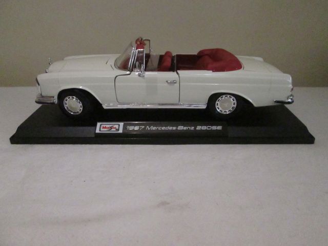 MERCEDES BENZ 280 SE (1967) ESCALA 1/18 MAISTO
