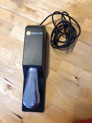 Teclado Casio Rojo con pedal. Casiotone CT-S200