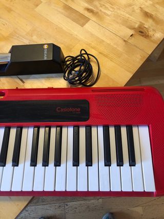 Teclado Casio Rojo con pedal. Casiotone CT-S200