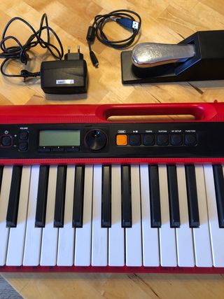 Teclado Casio Rojo con pedal. Casiotone CT-S200