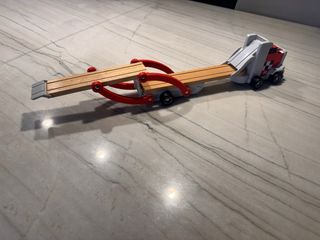 Camión de juguete de madera con remolque