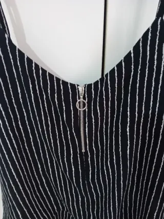 Mono vestido con estampado de rayas