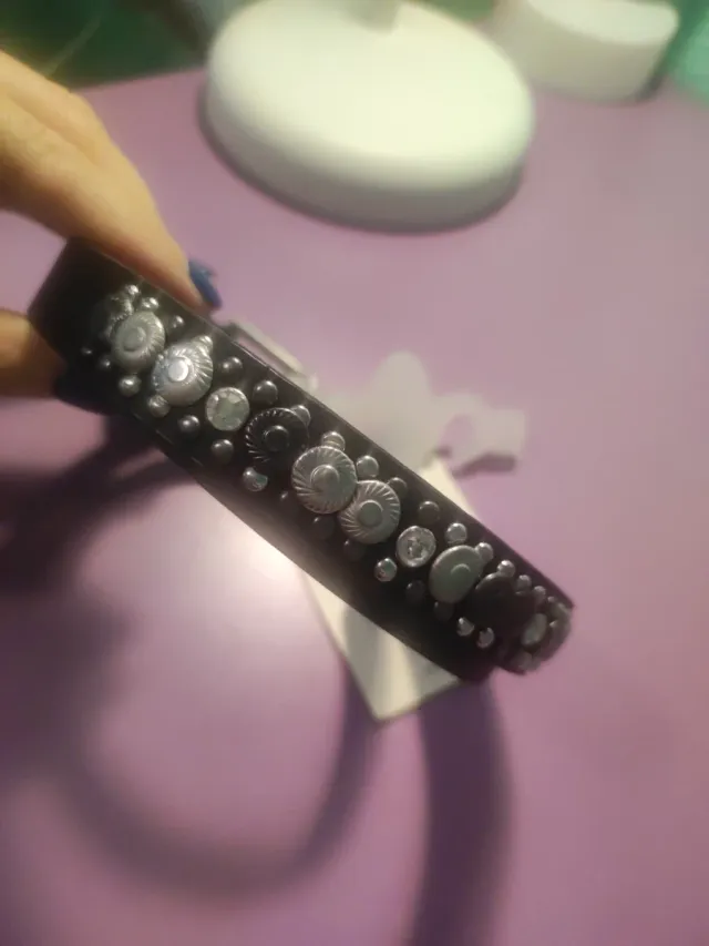 Cinturón negro con tachuelas plateadas