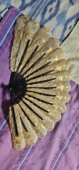 Abanico vintage beige y dorado