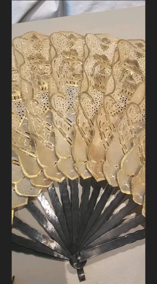 Abanico vintage beige y dorado