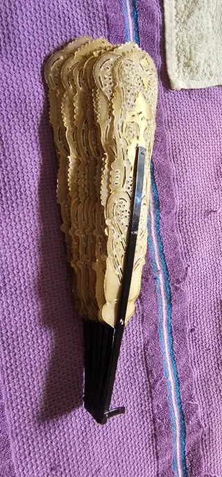 Abanico vintage beige y dorado