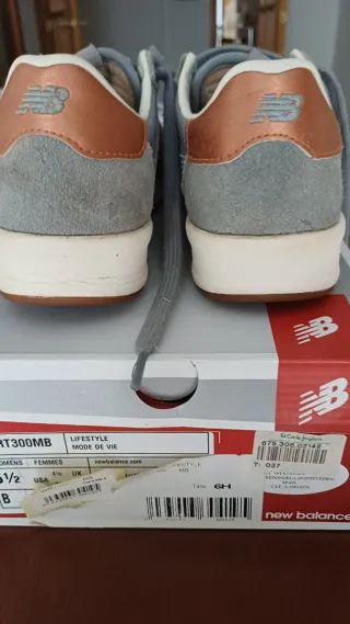 Zapatillas New Balance grises y naranjas