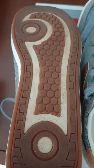 Zapatillas New Balance grises y naranjas