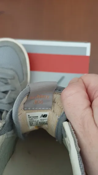 Zapatillas New Balance grises y naranjas