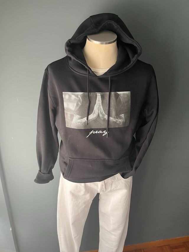 Sudadera negra con estampado chico