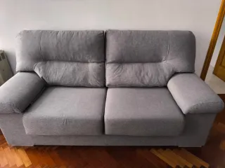 Sofá de tela gris y azul