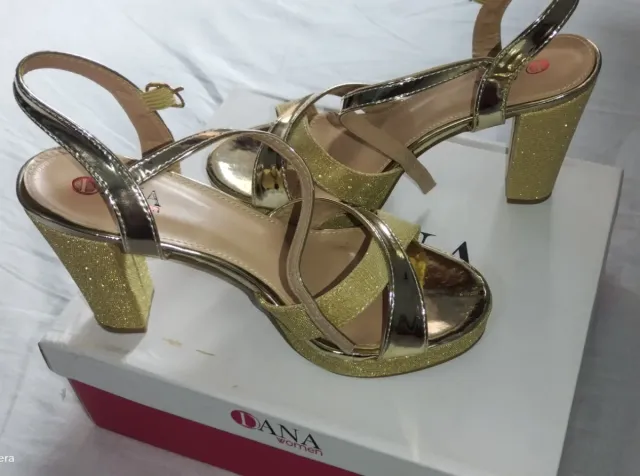 Sandalias doradas Dana tacón