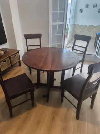 Mesa plegable redonda y 4 sillas madera maciza