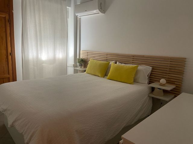 Cabecero de madera Ikea con baldas