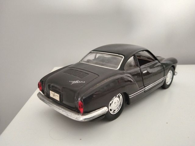 Volkswagen Karmann Ghia 1/28