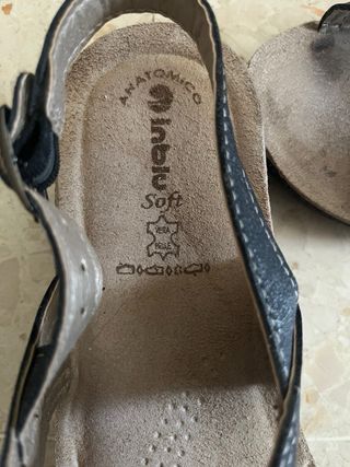 Sandalias negras y beige con flor