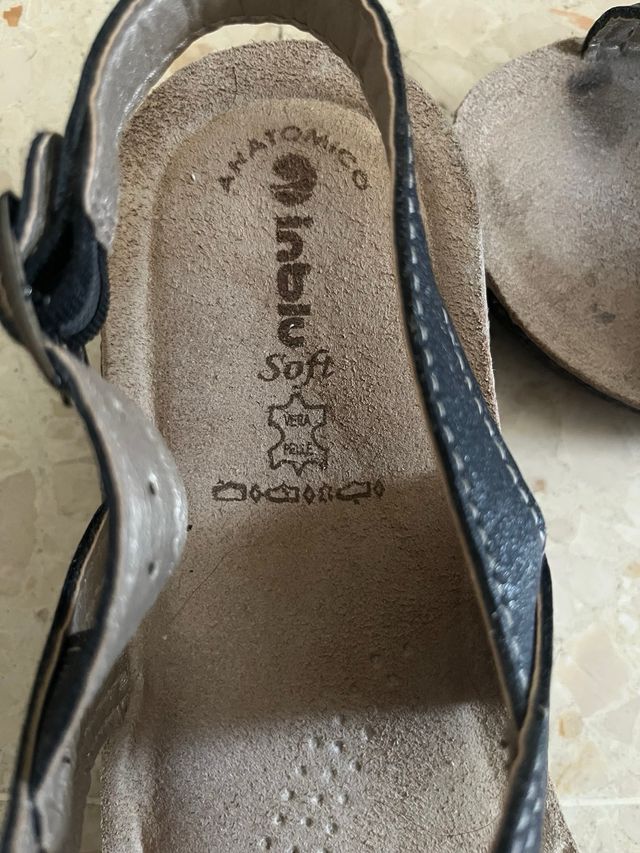 Sandalias negras y beige con flor