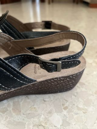 Sandalias negras y beige con flor