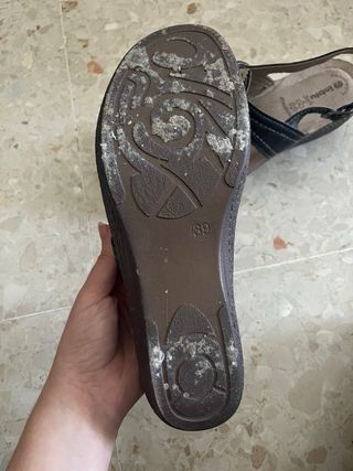 Sandalias negras y beige con flor