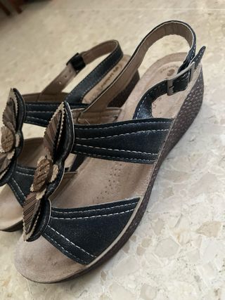 Sandalias negras y beige con flor