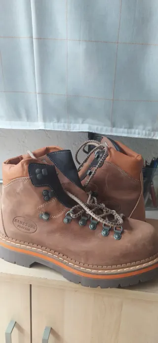 Botas de montaña SANSTONE marrones y naranjas