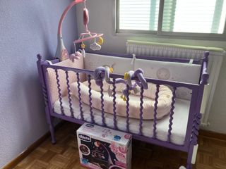 Cuna antigua restaurada con colchón antiahogo