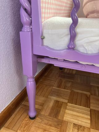 Cuna antigua restaurada con colchón antiahogo