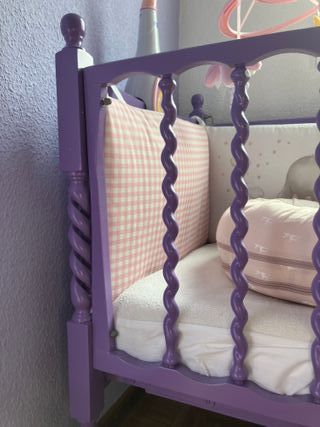 Cuna antigua restaurada con colchón antiahogo