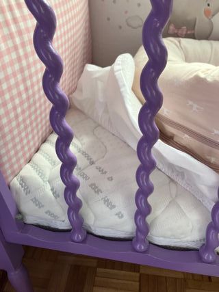 Cuna antigua restaurada con colchón antiahogo