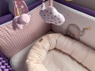 Cuna antigua restaurada con colchón antiahogo