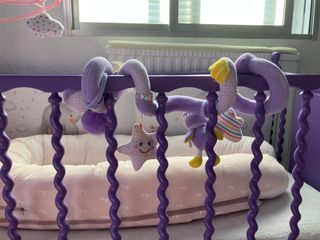 Cuna antigua restaurada con colchón antiahogo