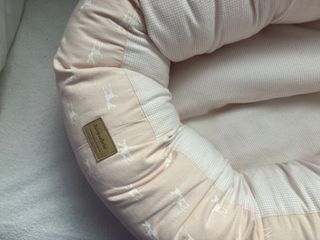 Cuna antigua restaurada con colchón antiahogo