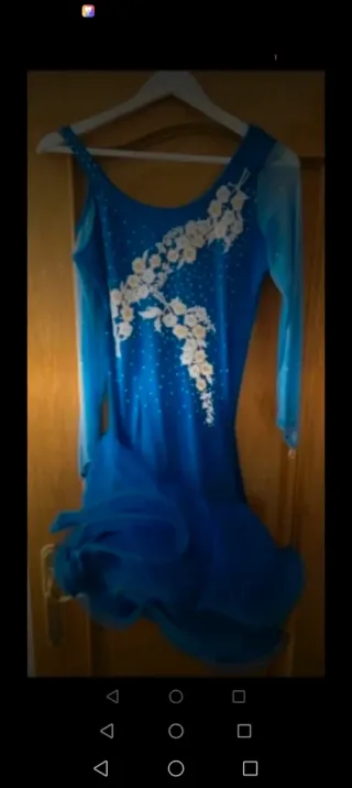 Vestido de baile azul con pedrería