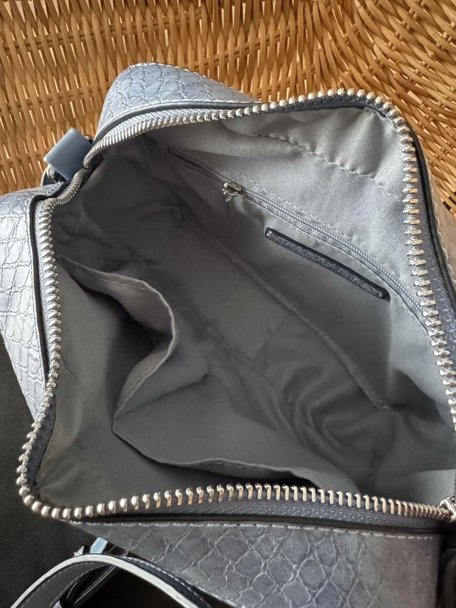 Bolso bandolera celeste efecto piel