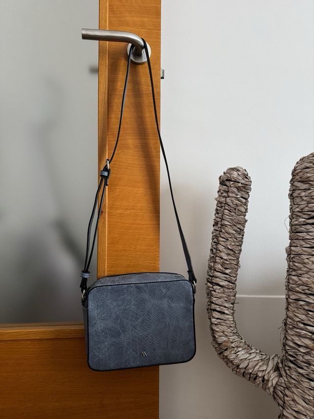 Bolso bandolera celeste efecto piel