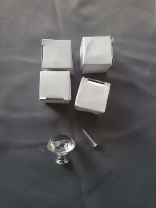 4 pomos de cristal con tornillos