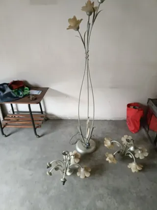 Lámpara de pie y apliques forja flor