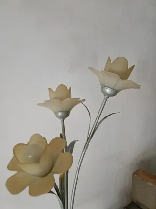 Lámpara de pie y apliques forja flor