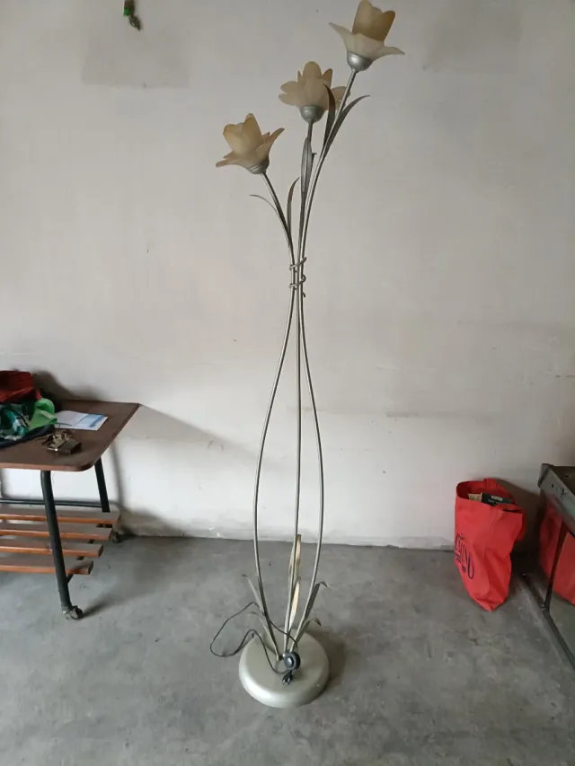 Lámpara de pie y apliques forja flor