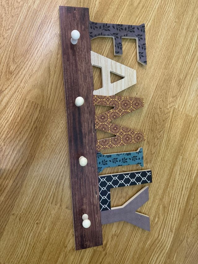 Perchero de madera con letras FAMILY