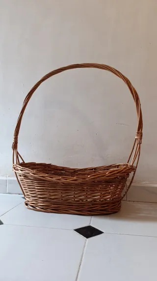 Cesta de mimbre con asa