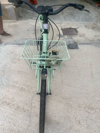 Bicicleta urbana CLOOT verde con cesta