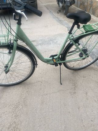 Bicicleta urbana CLOOT verde con cesta
