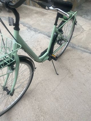 Bicicleta urbana CLOOT verde con cesta