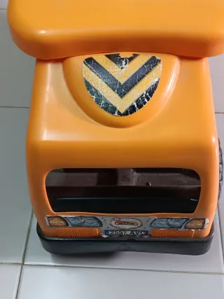 Camión de juguete naranja