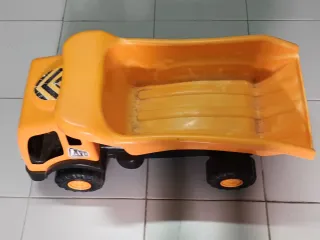 Camión de juguete naranja