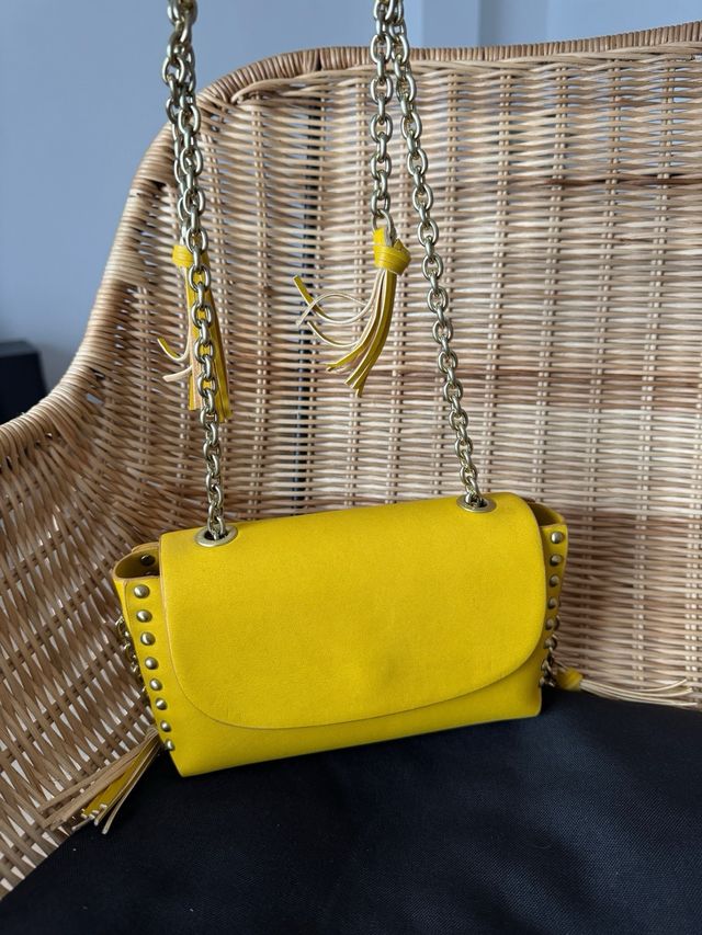 Bolso mini amarillo con tachuelas