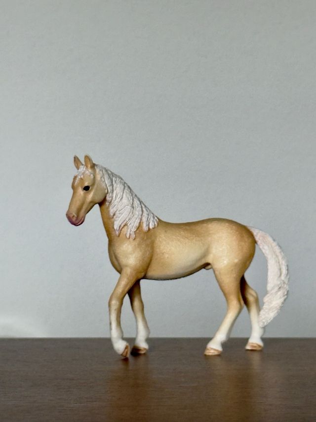 Lote de 11 figuras de caballos