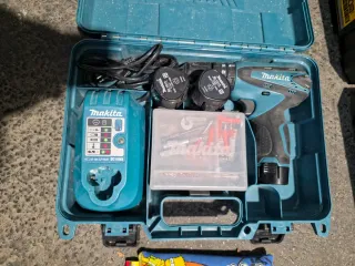 Juego de herramientas manuales y bateria